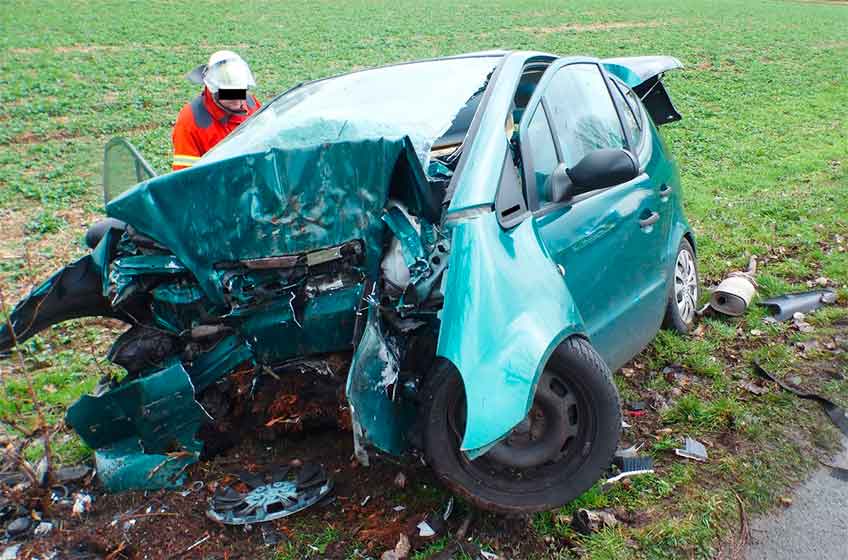 Die Frau kam nach rechts von der Stra&szlig;e ab und prallte unweit der Unterf&uuml;hrung der B65 frontal gegen einen massiven Stra&szlig;enbaum.