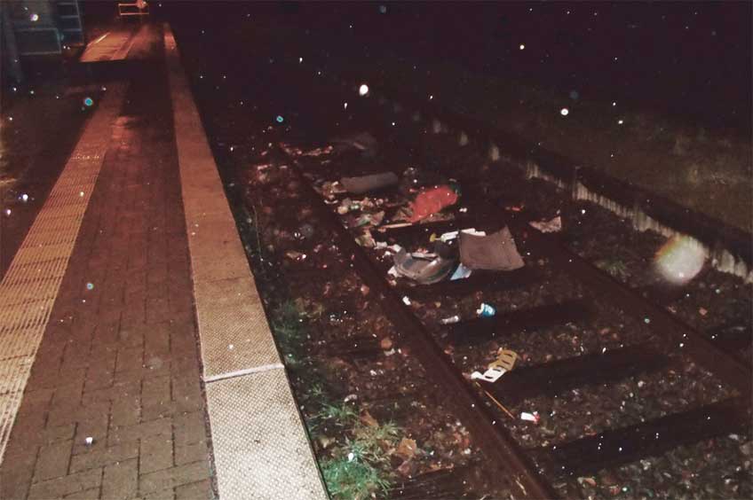 Die T&auml;ter warfen den M&uuml;lleimer auf das Gleisbett des Bahnhofs L&uuml;bbecke. Eine Regionalbahn konnte nicht mehr bremsen und erfasste diesen.
