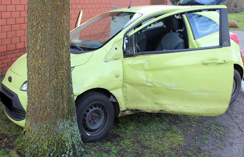 Ersten Ermittlungen zu Folge stie&szlig; ein 57-j&auml;hriger Rahdener ausgangs der Hofeinfahrt mit dem von links kommenden, in Richtung Preu&szlig;isch Str&ouml;hen fahrenden Linienbus zusammen.