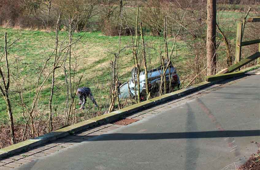 Bei dem Versuch, den Wagen abzufangen, lenkte der junge Mann in die entgegen gesetzte Richtung und durchbrach schlie&szlig;lich einen Holzzaun.