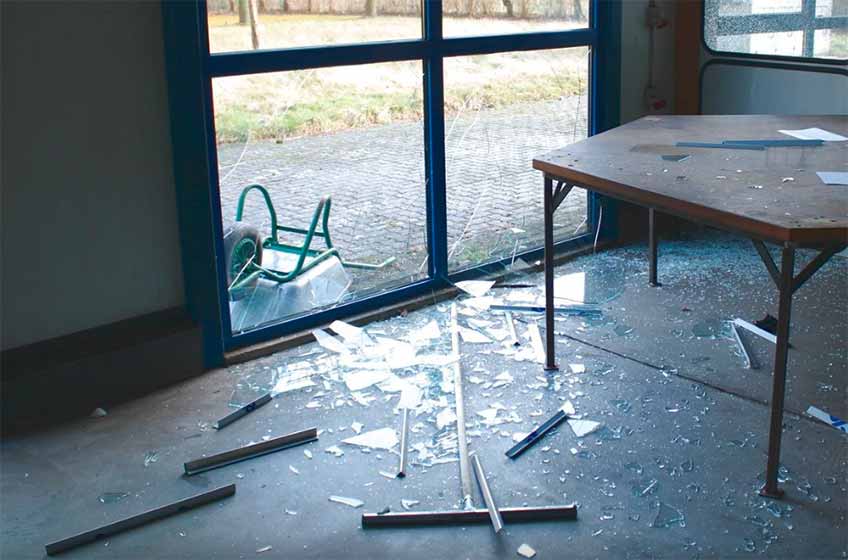 Die Vandalen suchten die leerstehende Halle des ehemaligen Bildungszentrums auf und beschädigten 24 Fenster, deren Splitter sich verteilt auf dem Fußboden befanden.