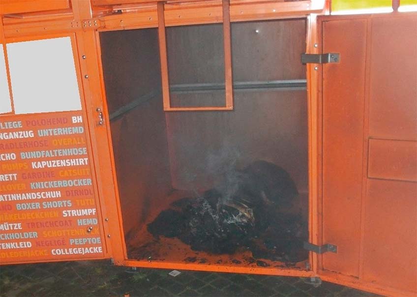 Nach Zeugenaussage warf eine Person gegen 19.30 Uhr einen brennenden Gegenstand in den Einwurfschacht des Containers.