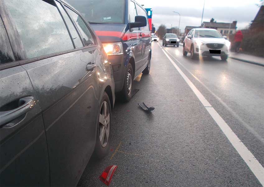 W&auml;hrend der Unfallaufnahme wurde der Verkehr f&uuml;r rund eine halbe Stunde wechselseitig an der Unfallstelle vorbeigef&uuml;hrt.