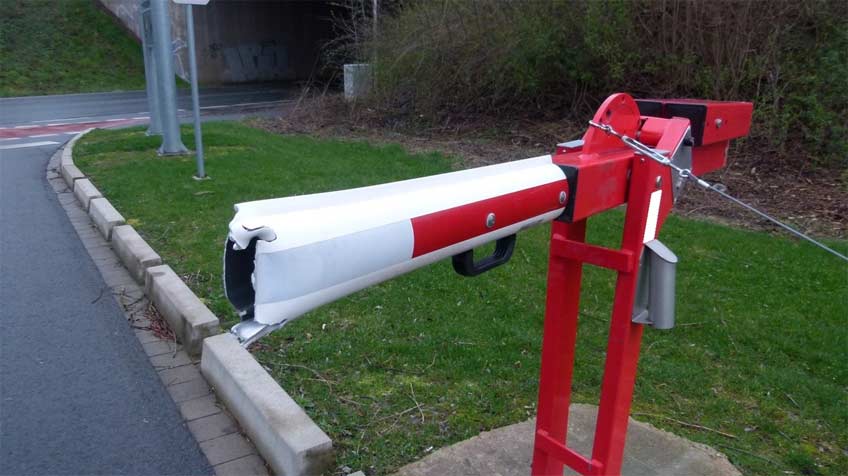 Die Kriminellen haben für den Abtransport des Diebesgutes vermutlich ein Fahrzeug verwendet, mit dem sie dann auch die Zufahrtsschranke beschädigt haben.