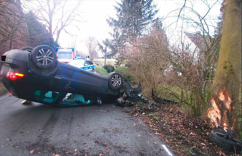 Autofahrer kollidiert frontal mit Baum Schwere Verletzungen zog sich am Dienstagmorgen eine Bad Oeynhausener zu, nachdem er von der Straße abkam.