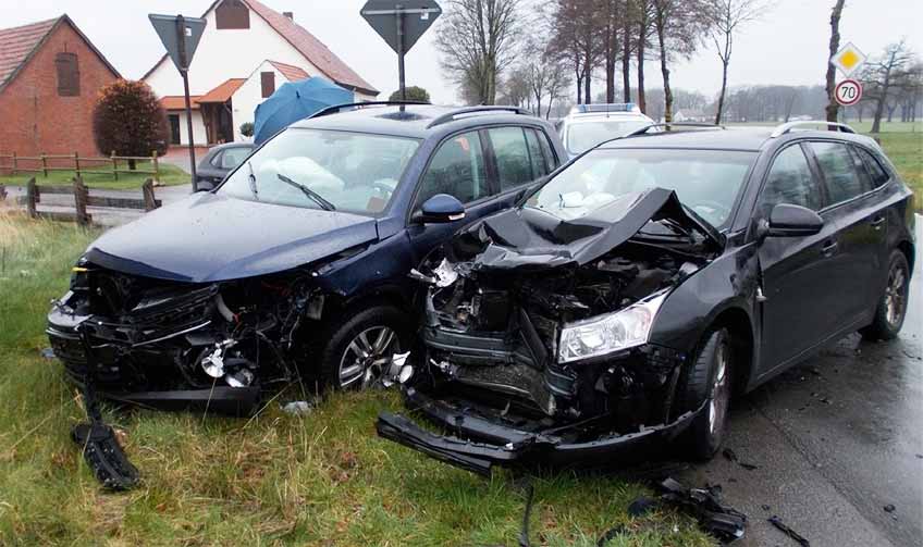 Bei der Unfallaufnahme stellte sich heraus, dass der 64-j&auml;hrige Chevrolet-Fahrer mit entstempelten Kennzeichen und ohne Versicherungsschutz unterwegs war.