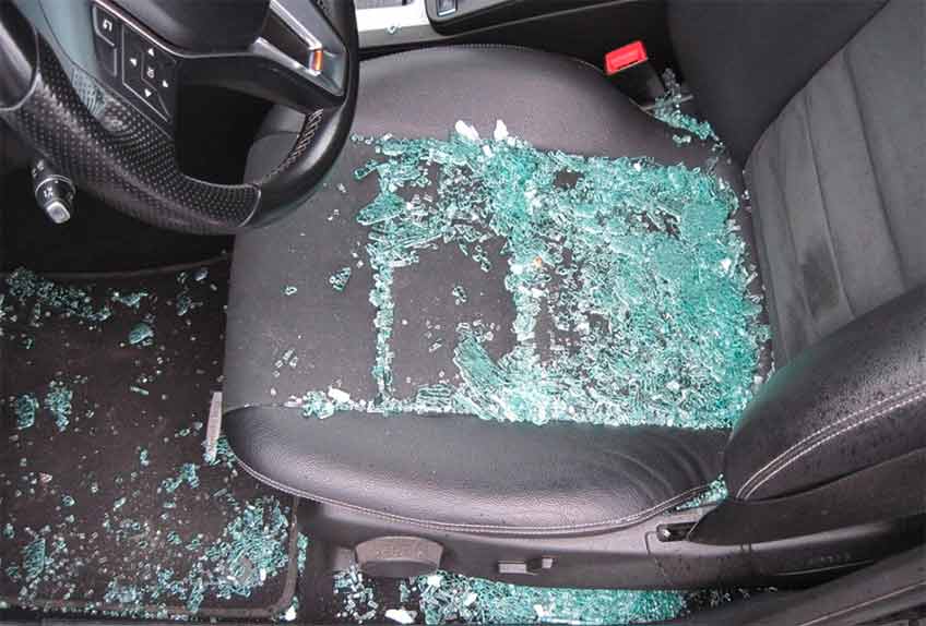 Bei genauerer Durchsicht des Fahrzeuginnenraums stellte Besitzerin des Mercedes fest, dass Kriminelle eine Packung Pralinen aus dem Wagen gestohlen hatten.