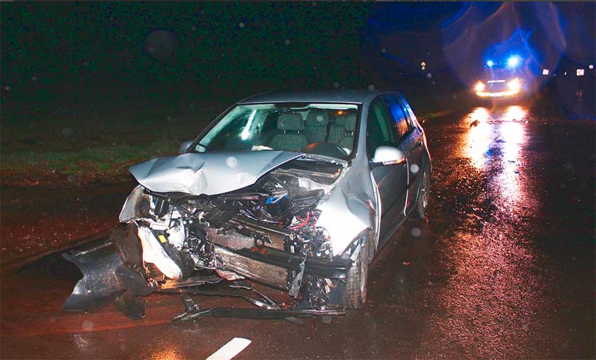 Im Krankenhaus entnahm man dem jungen Mann wegen des Verdachts auf Fahren unter Alkoholeinfluss eine Blutprobe. Au&szlig;erdem konnte er den Beamten keinen g&uuml;ltigen F&uuml;hrerschein vorlegen.