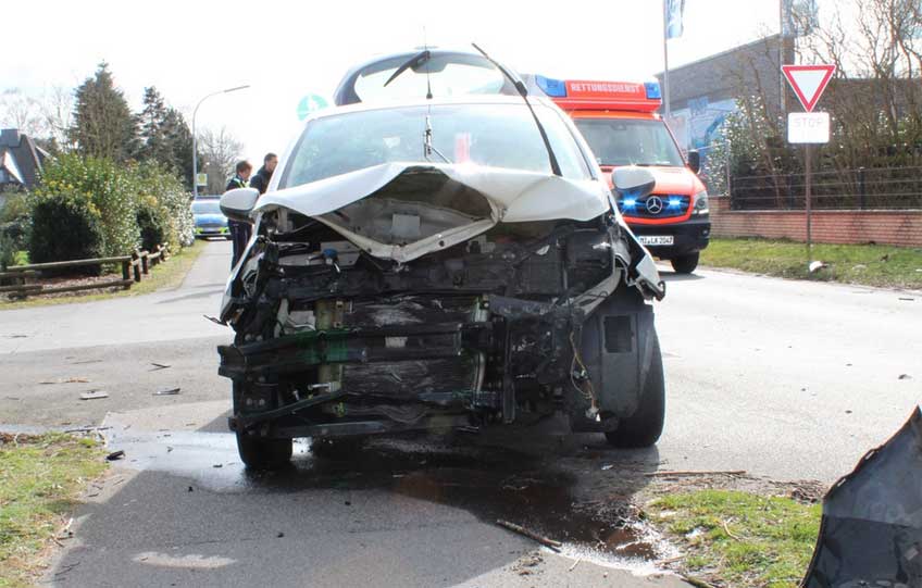 Beide aus Stemwede stammende Fahrer zogen sich schwere Verletzungen und wurden mittels Rettungswagen einem Krankenhaus zugef&uuml;hrt.