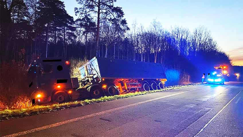 Da der Sattelzug komplett mit Kalk beladen war, ben&ouml;tigte man zu dessen Bergung einen Kran.