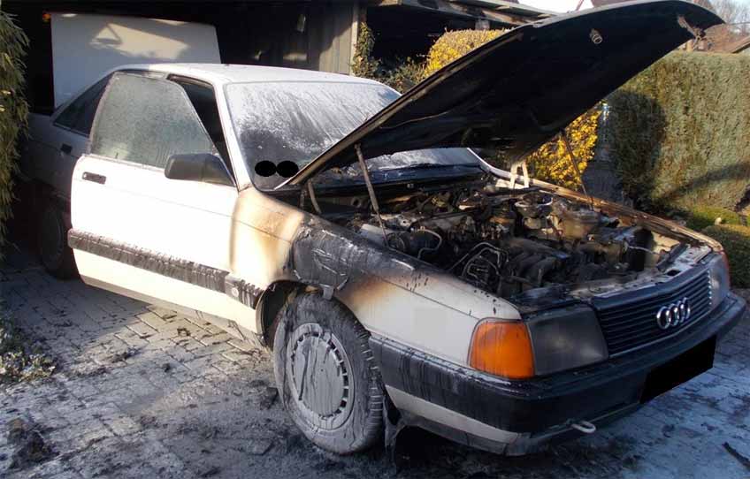 Durch das Feuer entstand an dem 1989 gebauten Pkw, welcher somit als Oldtimer gilt, im vorderen Bereich Sachschaden.