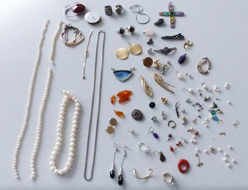 Den Schmuck hatte ein Petersh&auml;ger kurz zuvor in einem Stra&szlig;engraben im Ilser Postweg gefunden, nachdem er dort am Vortag eine Person beobachtet hatte.