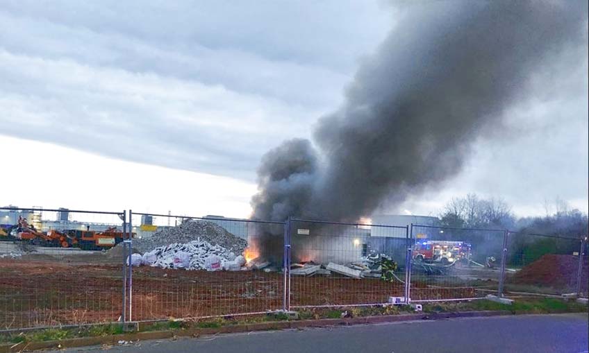 Um den Bereich betreten zu k&ouml;nnen, mussten die Brandbek&auml;mpfer eine Kette durchtrennen und Elemente eines Bauzaunes bei Seite r&auml;umen.