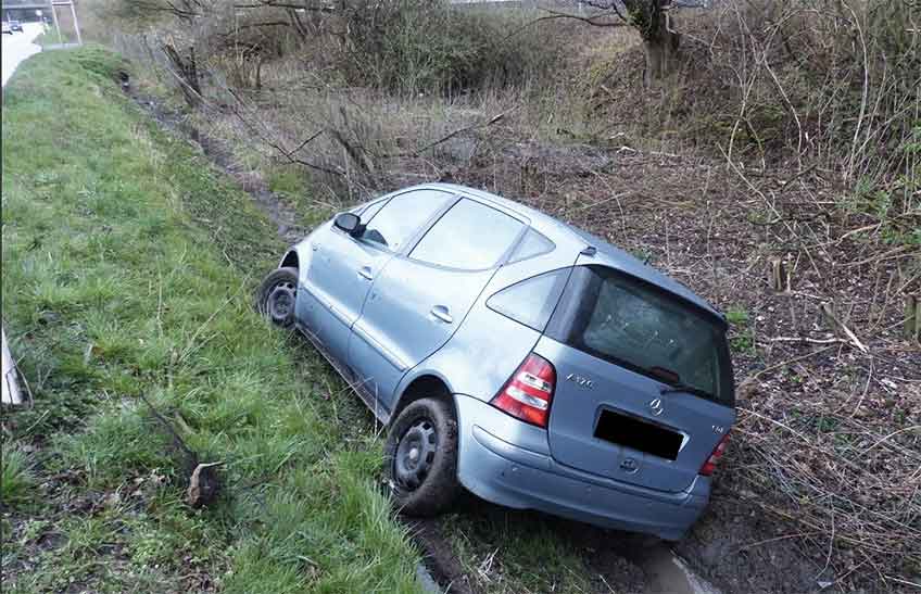Bei der Unfallaufnahme ergab sich den Beamten der Verdacht auf einen vorherigen Alkoholkonsum des 25-J&auml;hrigen, weswegen man ihn auf die Wache L&uuml;bbecke brachte.