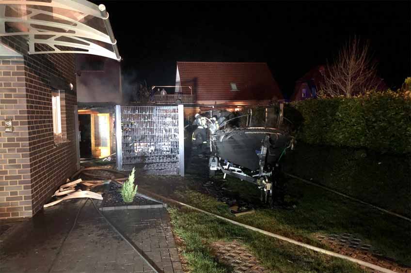 Neben den Holzh&uuml;tten wurde das Carport mit einem dort untergestellten Motorboot auf einem Trailer und ein Motorroller vollkommen zerst&ouml;rt.