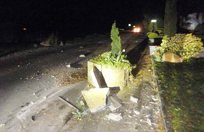 Kleinere und gr&ouml;&szlig;ere Betonteile wurden herausgerissen und umher geschleudert.