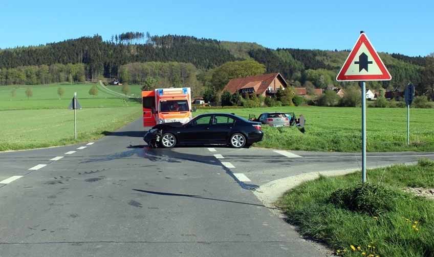 An der Kreuzung stoppte der BMW-Fahrer zunächst seinen Wagen. Als er dann wieder anfuhr, kam es zur Kollision mit dem aus seiner Sicht von links kommenden Mini einer Lübbeckerin.