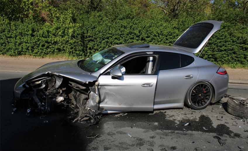 Die Fahrerin war in dem Fahrzeug eingeklemmt und musste von Rettungskräften der Feuerwehr befreit werden. Der Porschefahrer blieb zum Glück unverletzt.