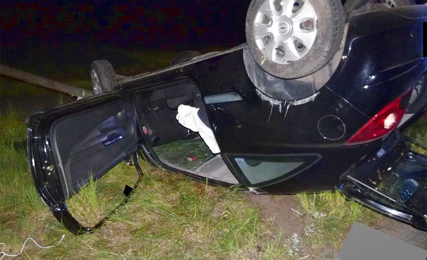 Nach einer Kurve verlor der 20-Jährige die Kontrolle über den Wagen und geriet nach links von der Fahrbahn ab, bevor der Opel mit einem Baum kollidierte.