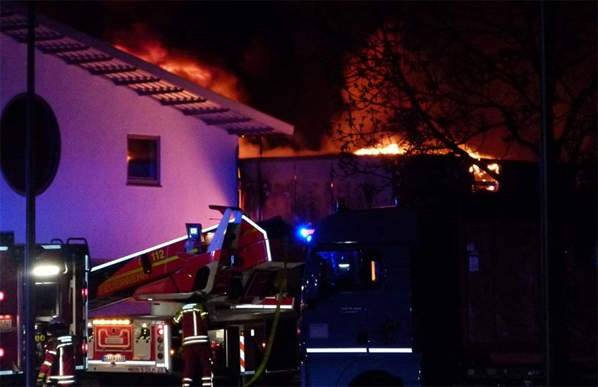 In der rund 800 Quadratmeter gro&szlig;en Halle befanden sich neben hochwertigen Druckmaschinen auch Farben, Lacke und fertige Druckerzeugnisse.