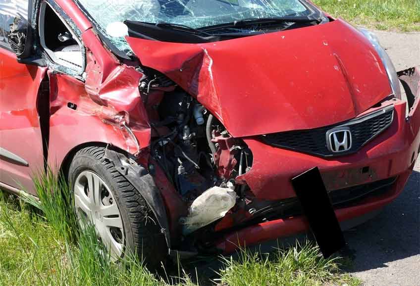 52-j&auml;hrige Rahdenerin wollte Traktor &uuml;berholen, der aber zeitgleich abbog. Beide Fahrzeuge stie&szlig;en zusammen.