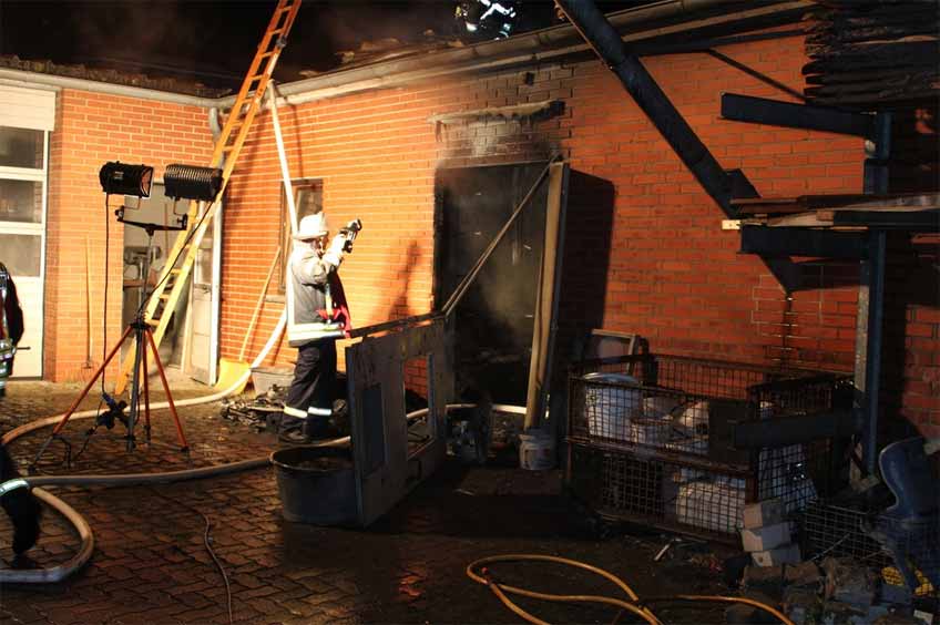 Aus bisher ungeklärter Ursache brach ein Feuer im Heizungsraum des Gebäudekomplexes aus, da den Heizungsraum samt Pelletheizung völlig zerstörte.