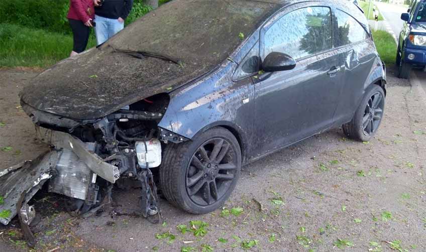 Beim Versuch, seinen schleudernden Wagen abzufangen, geriet der 19-jährige Fahrer nach links ab und driftete in den Straßengraben.