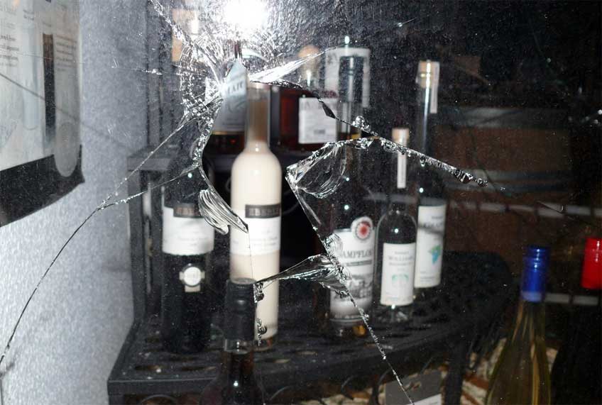 Zeugen verhinderten zwei kurz hintereinander verübte Einbruchsversuche in ein Getränkelager und eine Weinhandlung in Lübbecke.