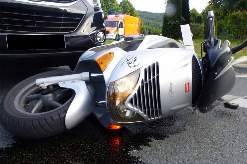 Als sich der Rollerfahrer im Kreisverkehr befand, fuhr eine 44-j&auml;hrige Frau mit ihrem Auto in den Kreisverkehr ein und stie&szlig; mit dem Zweiradfahrer zusammen.