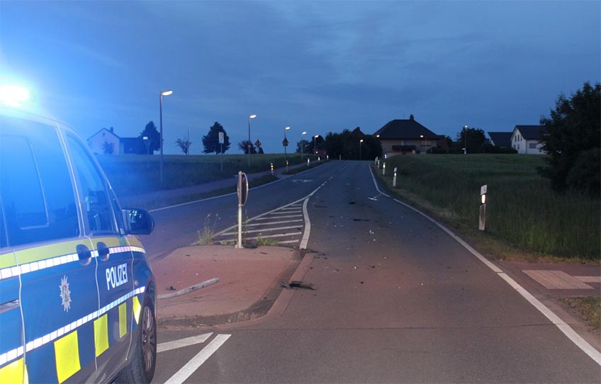 Nach Auswertung der Spuren ist davon auszugehen, dass es sich beim fl&uuml;chtigen Fahrzeug um einen schwarzen VW Golf handelt. Der Wagen m&uuml;sste einen nicht unerheblichen Frontschaden davon getragen haben.