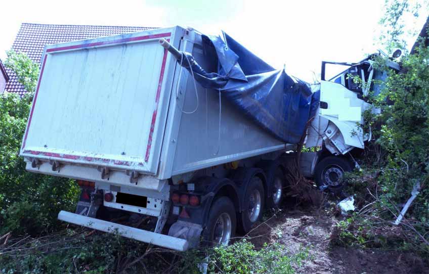 Bei einem Unfall auf der B 61 ist ein Lkw-Fahrer am Montagmorgen verletzt worden. Es entstand hoher Sachschaden.