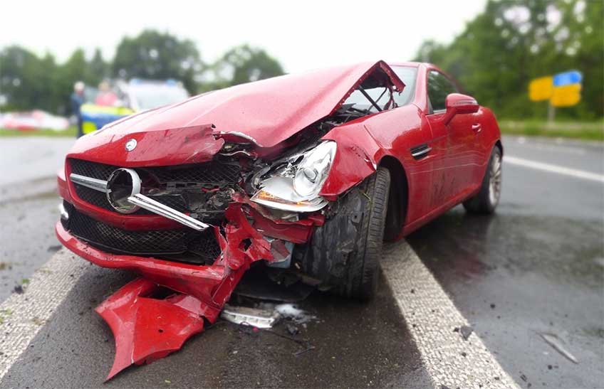 Beide Insassen des Mercedes erlitten bei der Kollision Verletzungen und wurden vom Rettungsdienst ins Klinikum gebracht.