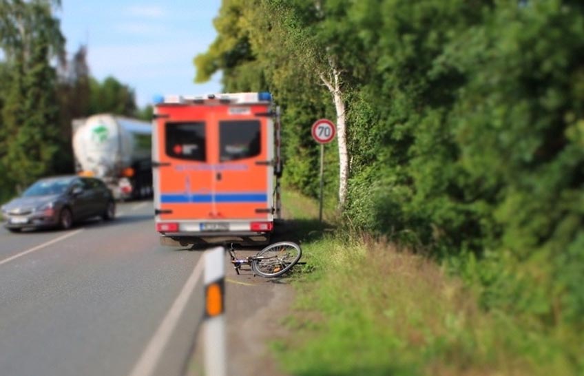 Dabei erlitt der 18-jährige Radfahrer am Mittwoch in Petershagen-Wasserstraße zum Glück nur leichte Verletzungen.