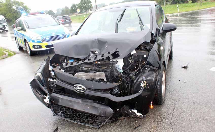 Durch die Wucht des Aufpralls wurden beide Fahrzeuge erheblich besch&auml;digt und mussten abgeschleppt werden.