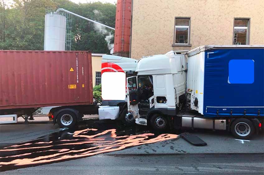 Warum der Sattelzug des Mannes auf die andere Fahrspur kam, ist noch nicht gekl&auml;rt. Die B 239 soll erst in den Mittagsstunden wieder passierbar sein.