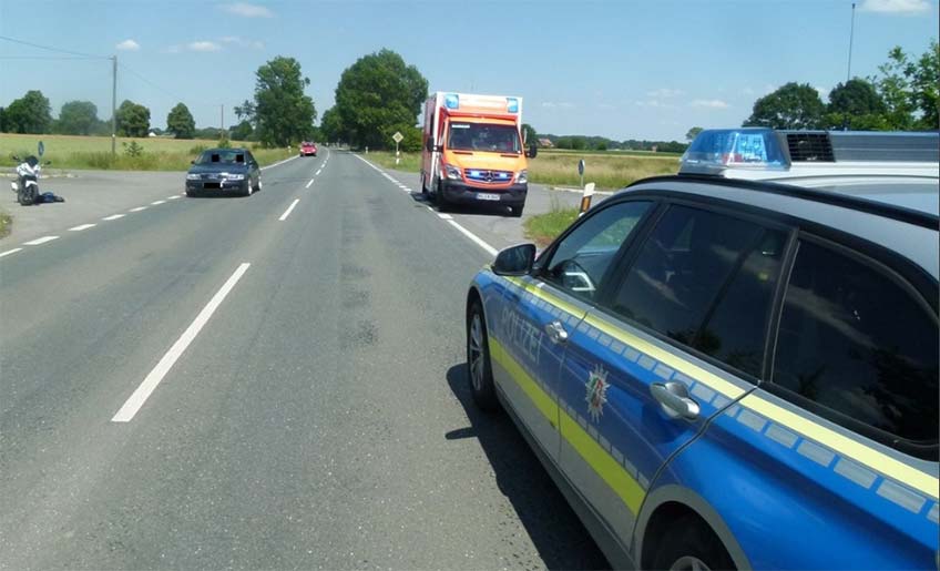 Während der 16-jährige Stemweder auf die Straße stürzte, kam der Yamaha-Fahrer durch den Anprall nach links von der Straße ab.