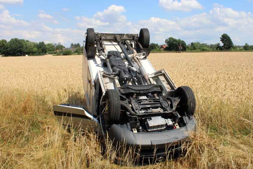 Der allein in dem Mercedes sitzende 23-J&auml;hrige konnte sich selber aus dem Fahrzeug befreien.