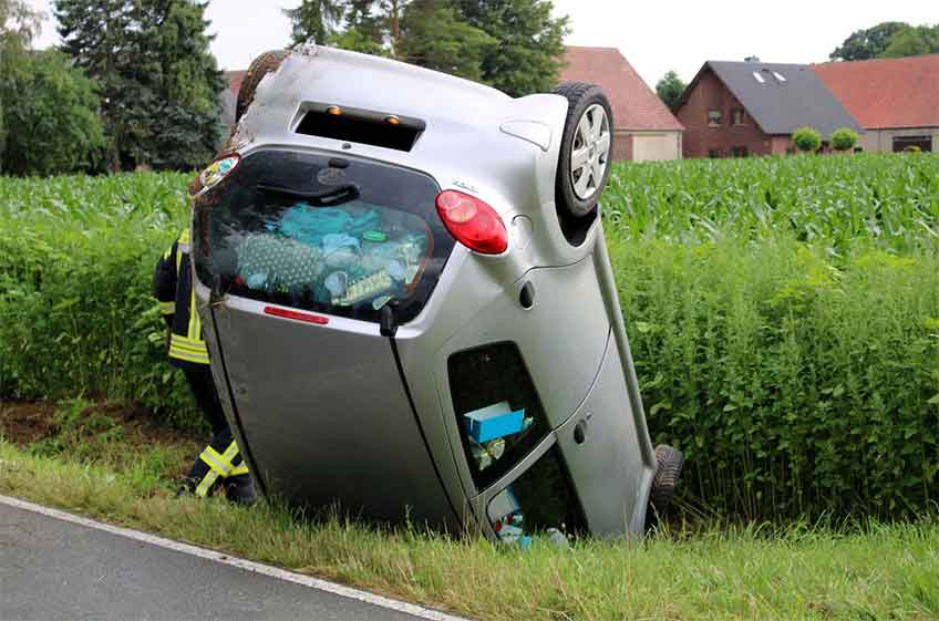 Toyota landet spektakulär auf dem Dach Ausgangs einer scharfen Rechtskurve verlor die 22-jährige Fahrerin die Kontrolle über ihren Wagen und kam nach links von der Fahrbahn ab.