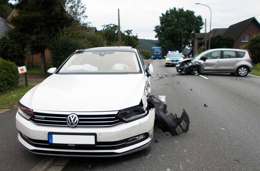 Durch die Wucht des Aufpralls drehte sich der Nissan des Mannes und kam quer auf der Stra&szlig;e zum Stehen.