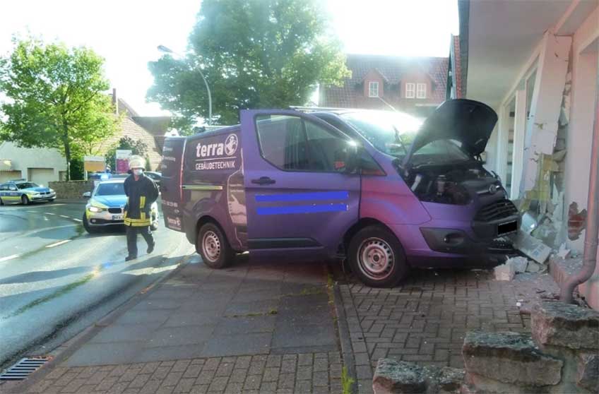 Der Fahrer, ein 32-j&auml;hriger H&uuml;llhorster, hatte offenbar aufgrund eines medizinischen Notfalls in dem Kurvenbereichdie Kontrolle &uuml;ber sein Fahrzeug verloren.