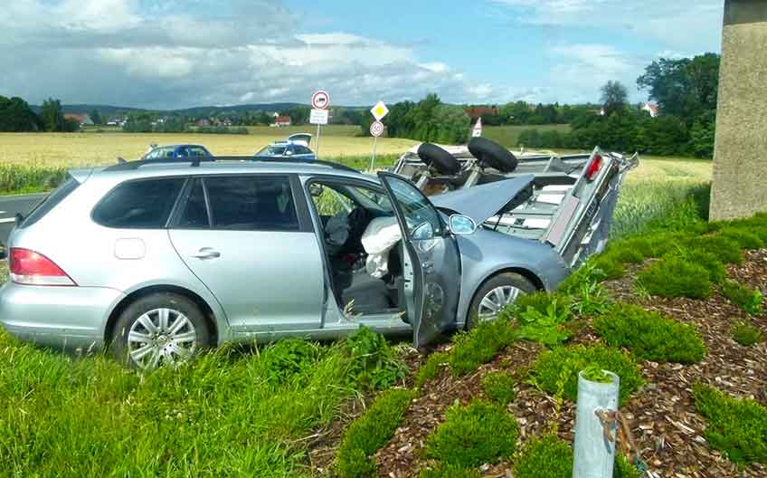 Der VW und der Anh&auml;nger des BMW schleuderten von der Stra&szlig;e und kamen an einem Erdwall neben der Kreuzung zum Stehen.
