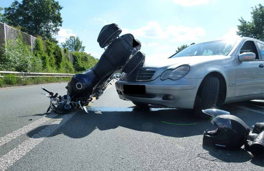 Der Mercedes-Fahrer wendete trotz durchgehender Fahrstreifenbegrenzung in Richtung Lerbeck.