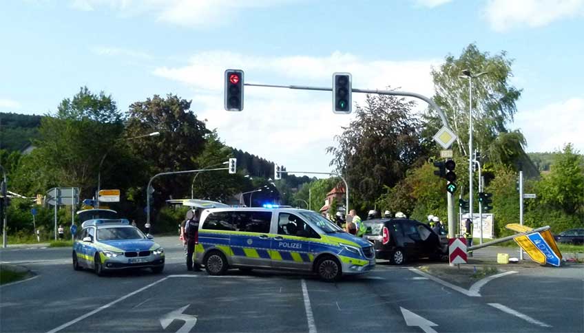 Crash auf Oberbauerschafter B239-Kreuzung Bei der Kollision zweier Autos erlitt ein 27-jähriger Autofahrer aus der Gemeinde Hüllhorst Verletzungen.