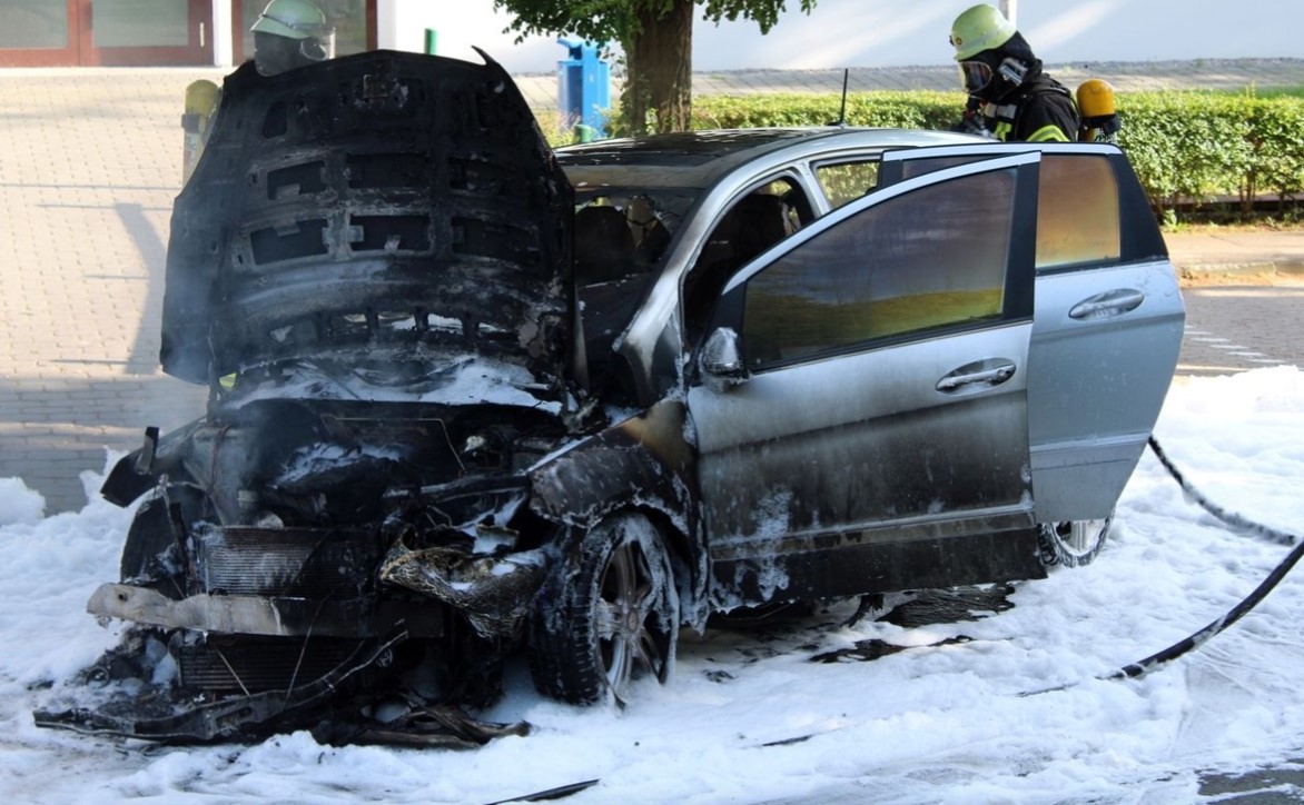 Als der 76-j&auml;hrige Fahrer das Fahrzeug startete, sei aus dem Motorraum Rauch aufgestiegen