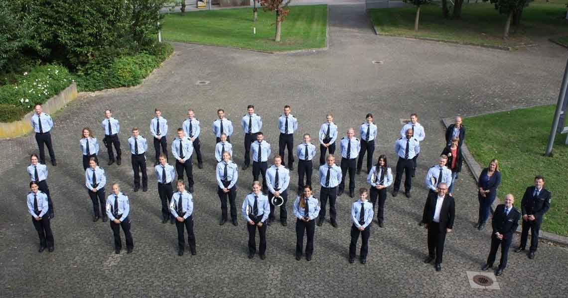 Die neuen Beamtinnen und Beamten wurden im Rahmen einer Begr&uuml;&szlig;ungsfeier im Gro&szlig;en Sitzungssaal des Kreishauses von Beh&ouml;rdenleiter und Landrat Dr. Ralf Niermann willkommen gehei&szlig;en.
