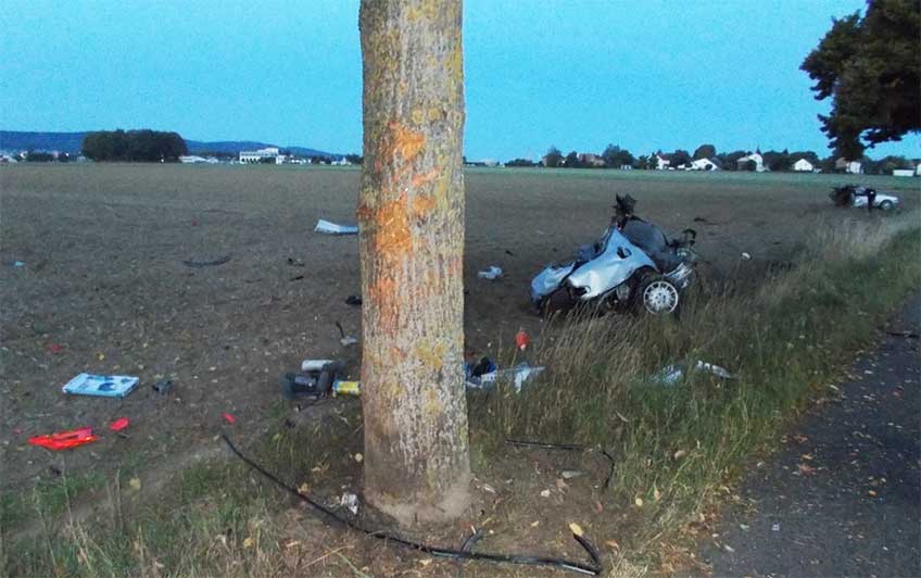In einer langgezogenen Linkskurve kam der Fahrzeugf&uuml;hrer nach rechts von der Fahrbahn, befuhr die Bankette und kam ins Schleudern.