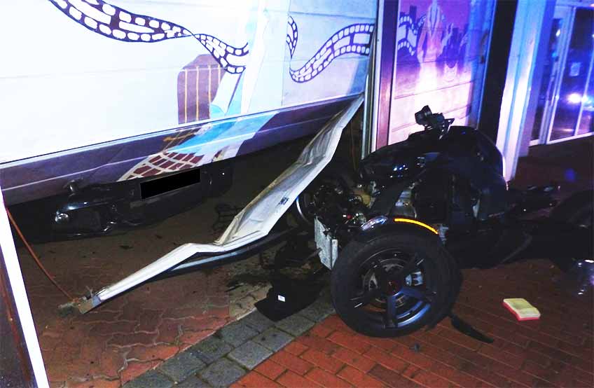 Die junge Frau war beim Aufsteigen offenbar, bei laufendem Motor, an den Gashebel des Trikes gekommen.