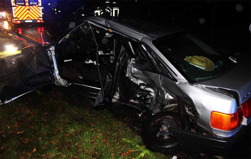 Audi mit Sch&auml;den auf der linken Fahrzeugseite und im Frontbereich.