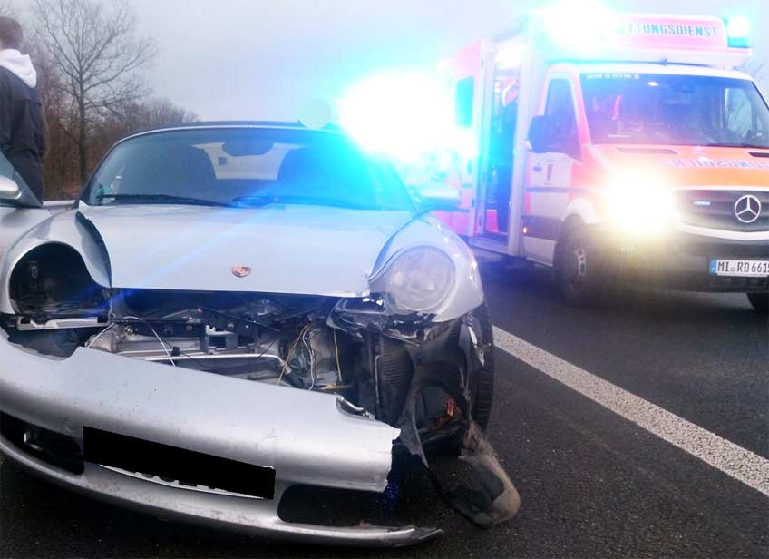 Der Porsche war nach dem Unfall nicht mehr fahrbereit und musste abgeschleppt werden. Die Polizei beziffert den Gesamtschaden auf circa 15.000 Euro.