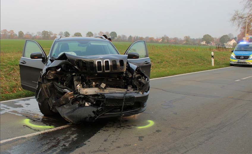 Die Fahrerin des Jeeps kollidierte frontal mit einem entgegenkommenden Wagen.